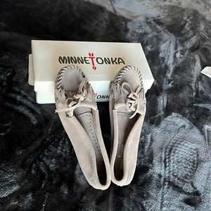 Minnetonka women’s kilty gray slip ons, size 8.5, new in box